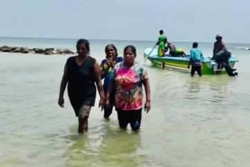 யாழில் ஒரு கடல் மைல் தூரத்தை நீந்திக் கடந்த 56 வயது பெண்