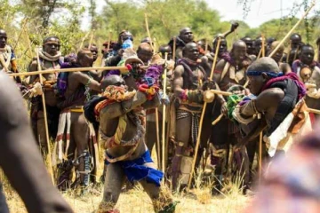 உலகிலேயே மிகவும் ஆபத்தான பழங்குடியின மக்கள் இவர்கள் தான்! ஏன் தெரியுமா?