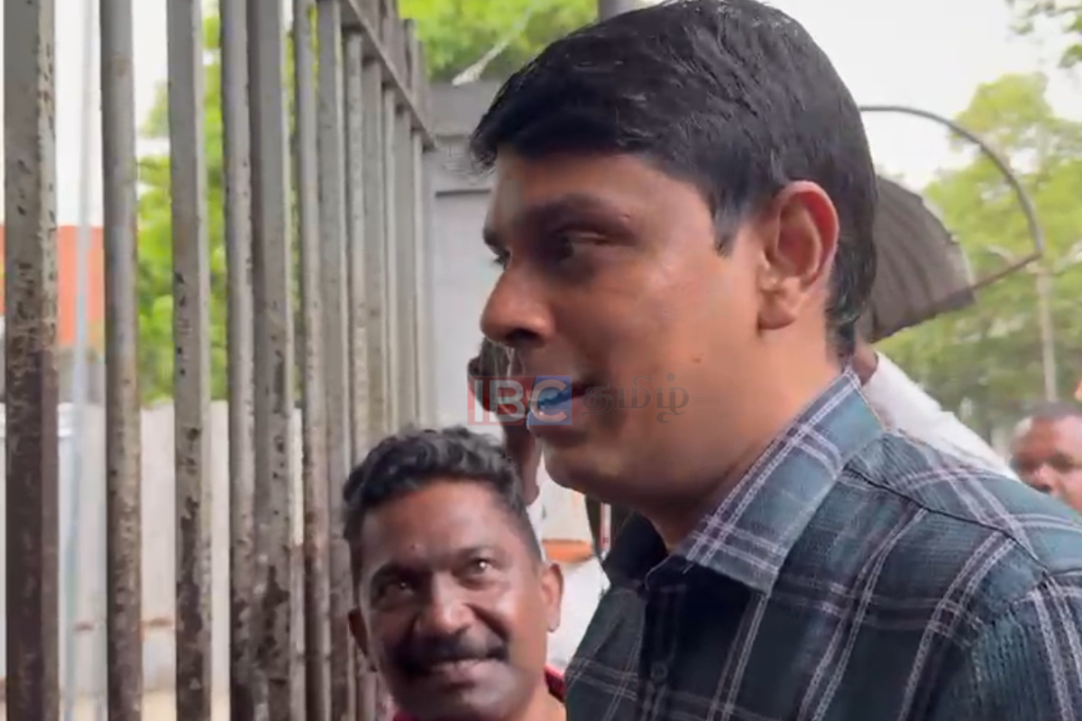 நாமலுக்கு விளக்கமறியல்! நீதிமன்ற வளாகத்தில் அர்ச்சுனா எம்.பி | Archuna Mp In Court Premises In Support Of Namal நாமலுக்கு விளக்கமறியல்! நீதிமன்ற வளாகத்தில் அர்ச்சுனா எம்.பி | Archuna Mp In Court Premises In Support Of Namal