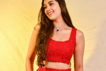 நடிகை திகங்கனா சூர்யவன்ஷி ஹாட் போட்டோஷூட்