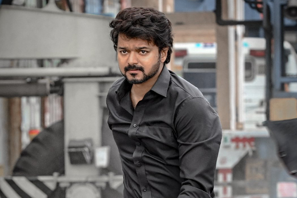 வாரிசு படத்தின் பிரபலத்திற்கு முத்தம் கொடுத்த விஜய்.. அவரே வெளியிட்ட புகைப்படம் | Vijay Kissed Lyricist Vivek வாரிசு படத்தின் பிரபலத்திற்கு முத்தம் கொடுத்த விஜய்.. அவரே வெளியிட்ட புகைப்படம் | Vijay Kissed Lyricist Vivek