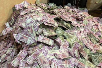 பிரபல நடிகரின் வீட்டில் மலை போல் குவிந்துள்ள ரூ.2000 நோட்டுகள்