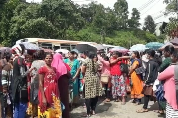 மண்ணெண்ணெய் வழங்குமாறு கோரி மஸ்கெலியா பிரதேச மக்கள் பிரதான வீதியை மறித்து ஆர்ப்பாட்டம் (Photos)