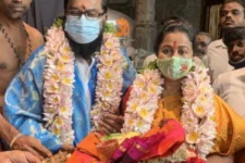 மணமக்கள் கோலத்தில் சாமி தரிசனம் செய்த சரத்குமார்- ராதிகா