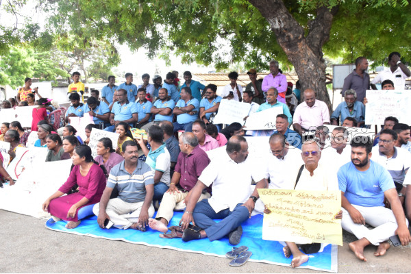 மன்னாரில் 9வது நாளாக தொடர் போராட்டம்: பல்வேறு கிராம மக்களும் இணைந்து போராட்டம் | Protest Continues For 9Th Day In Mannar