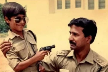 போலீஸ் உடையில் தனது தந்தையுடன் கையில் துப்பாக்கி வைத்திருக்கும் இந்த நடிகர் யார் தெரியுமா, இதோ