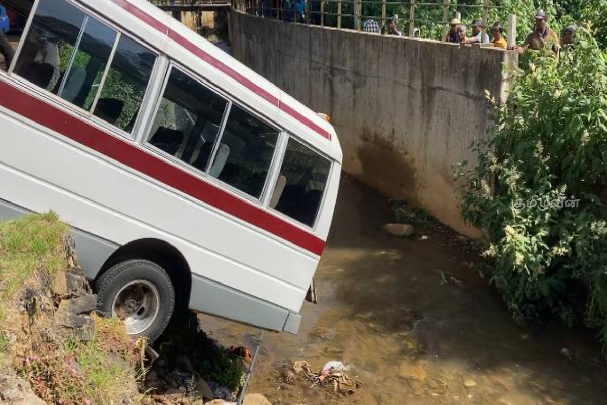 நுவரெலியாவில் கட்டுப்பாட்டை இழந்து பேருந்து விபத்து | Bus Loses Control In Nuwara Eliya Crashes நுவரெலியாவில் கட்டுப்பாட்டை இழந்து பேருந்து விபத்து | Bus Loses Control In Nuwara Eliya Crashes
