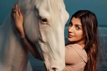 குதிரையுடன் கிளாமர் போஸ்!! நடிகை யாஷிகா ஆனந்த் ரீசெண்ட் புகைப்படங்கள்..