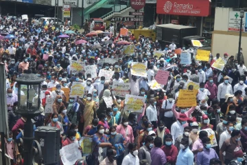 நுவரெலியா நகரில் ஒன்றுதிரண்ட பெருமளவான ஆசிரியர்கள்