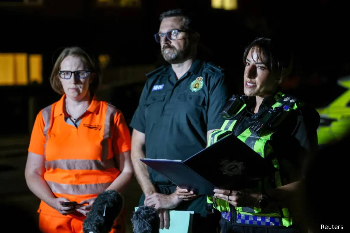 இங்கிலாந்தில் ரயில் ஒன்று தடம்புரண்டு விபத்து: 20 பேர் காயம் | 20 Injured In Uk Train Derails Incident இங்கிலாந்தில் ரயில் ஒன்று தடம்புரண்டு விபத்து: 20 பேர் காயம் | 20 Injured In Uk Train Derails Incident