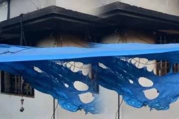 தீப்பற்றி எரிந்த வீட்டிலிருந்து இளம்பெண் உடல் கருகிய நிலையில் மீட்பு - சகோதரி தப்பியோட்டம்