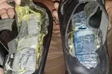 சினிமாவை மிஞ்சிய சம்பவம்;  பாதணியில் சிக்கிய பொருள்!