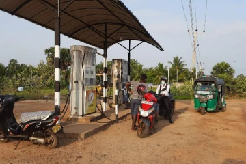 எரிபொருள் நிரப்பும் நிலையம் உரிய முறையில் செயற்படுவதில்லை: மக்கள் விசனம் (Photos)