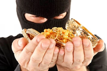 பெரும்தொகை திருடிய தங்க நகைகளுடன் சிக்கிய இளைஞன்!