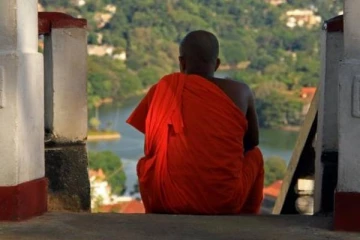 பிக்குவாக இலங்கை வந்த பிரஜை; காவி உடை களைந்து காதலியுடன் வாழ்க்கை!