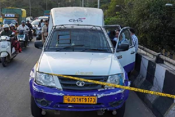 ஏடிஎம்முக்கு பணம் கொண்டு சென்ற வாகனத்தில் கொள்ளை: சிக்கிய பொலிசார் | Police Caught In Bengaluru Atm Heist ஏடிஎம்முக்கு பணம் கொண்டு சென்ற வாகனத்தில் கொள்ளை: சிக்கிய பொலிசார் | Police Caught In Bengaluru Atm Heist