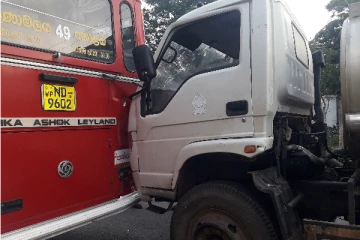 நிறுத்தி வைக்கப்பட்டிருந்த பயணிகள் பேருந்துடன் லொறி மோதி விபத்து (Photos)