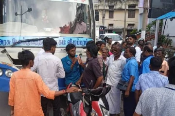 பேருந்தில்.. இறங்கும்வரை டிக்கெட் பாக்கி தராத நடத்துநர் - கடுப்பான இளைஞர் செய்த காரியம்!