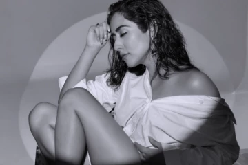 பாடகி ஜோனிடா காந்தியின் உச்சகட்ட கவர்ச்சி போட்டோஷூட்