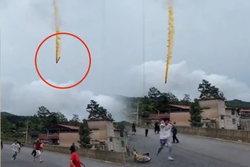 சீனாவில் குடியிருப்பு பகுதியில் தீடிரென விழுந்த ரொக்கெட் பாகம் : பதற்றமடைந்த பொதுமக்கள்