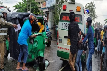 வவுனியாவில் முச்சக்கரவண்டியுடன் மோட்டார் சைக்கிள் மோதி விபத்து: இருவர் படுகாயம்