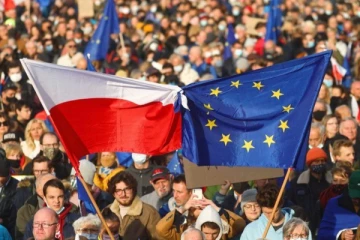 ஐரோப்பிய ஒன்றியத்தில் இருந்து வெளியேறவுள்ள பிரபல நாடு? அரசின் முடிவை கண்டித்து லட்சம் பேர் பேரணி