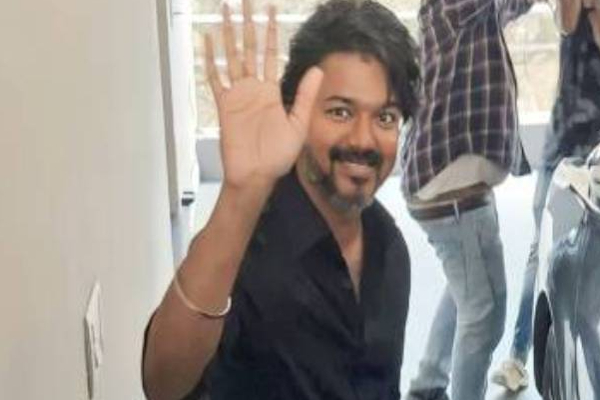 ரசிகர் ஒருவருக்கு இன்ப அதிர்ச்சி கொடுத்த நடிகர் விஜய்! வைரல் புகைப்படம் | Actor Vijay Gave Surprise To A Disabled Fan Photo