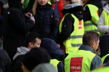 ஜேர்மன் தலைநகரில் 200 விமானங்கள் ரத்து: 27,000 பயணிகள் பாதிப்பு