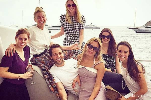 எப்ஸ்டீன் கோப்புகளில் சிக்கிய பிரித்தானிய இளவரசிக்கு இறுகும் சிக்கல் | Beatric Went 17 Holidays A Year