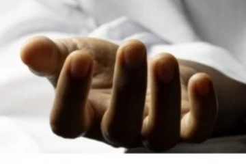 රූමත් නීතීඥවරියක් නිවසේ නිදන කාමරයේ අභිරහස් ලෙස මිය ගිහින්..