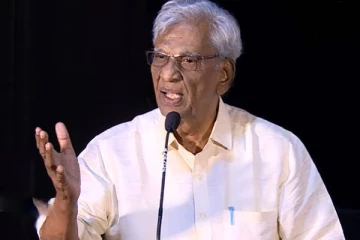 கேரவனில் உட்கார்ந்து குஜால் பண்றீங்க.. நடிகர்களை விளாசி கண்டபடி திட்டிய தயாரிப்பாளர்..