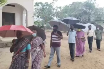 திருவாரூரில் கொட்டும் மழையிலும் நனைந்து வந்து வாக்களிக்கும் மக்கள்