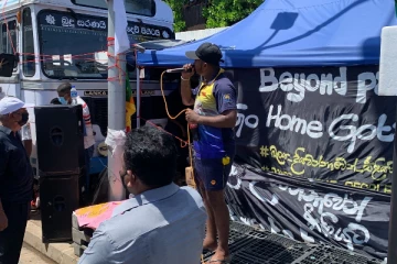 அலரி மாளிகையின் முன் நிறுத்தப்பட்ட பொலிஸ் மற்றும் இராணுவ வண்டிகள்: தொடரும் போராட்டம் (Video)