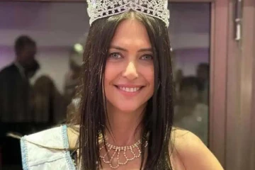 60 வயது பெண் ஒருவர் அழகுப் போட்டியில் வெற்றி