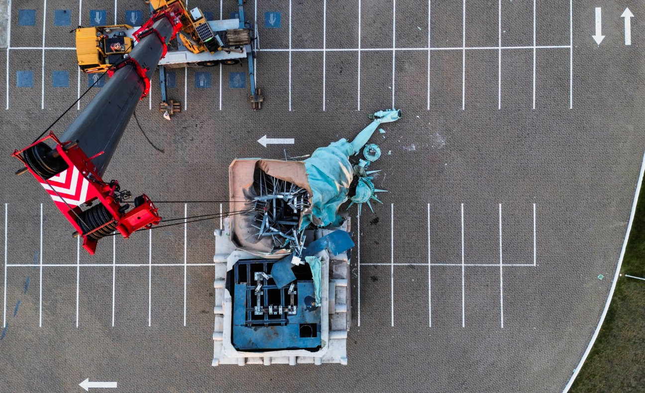 பிரேசிலில் சரிந்து விழுந்த சுதந்திர தேவி சிலை...! 6 Gallery