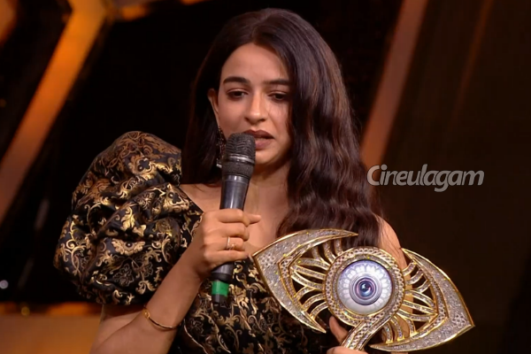 பிக் பாஸ் டைட்டில் ஜெயித்த திவ்யாவுக்கு ரூ.50 லட்சம் மட்டுமின்றி மேலும் ஒரு பெரிய பரிசு! என்ன பாருங்க | Bigg Boss 9 Tamil Divya Ganesh Prize Amount Car