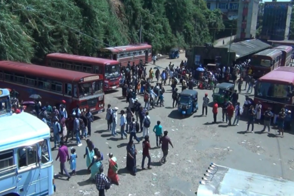 கொழும்பு செல்லும் பேருந்துகள் குறைவு: ஹட்டனில் நீண்ட வரிசையில் நின்று அவதியுறும் பயணிகள் | Commuters Suffer In Long Queues In Hatton