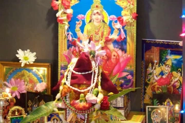 வரலக்ஷ்மி பூஜை அன்று இந்த ஒரு வரி மந்திரம் கூறினால் வாழ்க்கையையே மாற்றுமாம்!