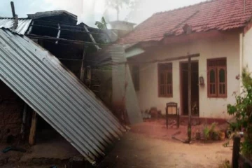 வவுனியாவில் கடும் காற்றுடன் கூடிய மழை : பலர் பாதிப்பு(Photos)