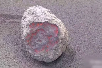 ஸ்பெயினின் கும்ப்ரே வியஜா எரிமலையிலிருந்து வெளியான "லாவா பாம்"