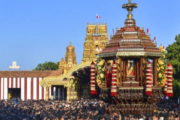 வரலாற்று பிரசித்தி பெற்ற யாழ் நல்லூர் கந்தசுவாமி ஆலய இரதோற்சவம் இன்று! பெரும் திரளென கலந்துகொண்ட பக்தர்கள்