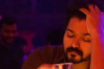 கையில் பீர் பாட்டிலுடன் சர்ச்சையில் சிக்கிய நடிகர் விஜய் - இணையத்தில் படு வைரலாகும் புகைப்படம்!