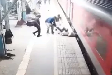 இவர்தான்ப்பா ரியல் ஹீரோ... ஓடும் ரயிலில் ஒரு நொடியில் பயணியின் உயிரை காப்பாற்றிய காவலர் - திக்திக் வீடியோ வைரல்