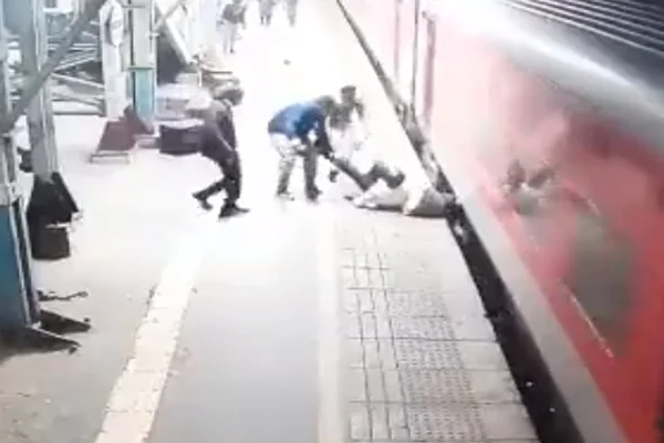 இவர்தான்ப்பா ரியல் ஹீரோ... ஓடும் ரயிலில் ஒரு நொடியில் பயணியின் உயிரை காப்பாற்றிய காவலர் - திக்திக் வீடியோ வைரல் - தமிழ்நாடு