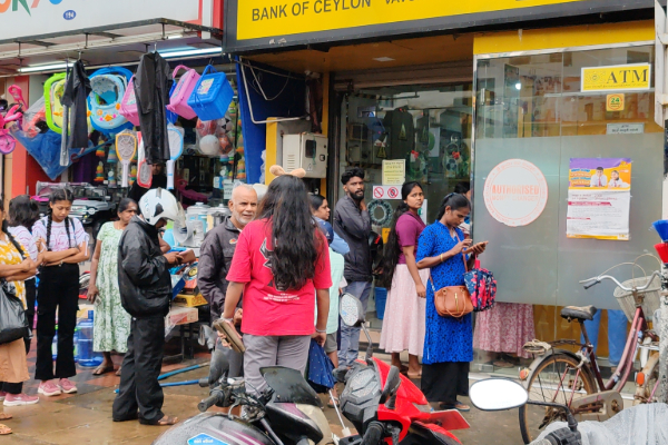 வவுனியாவில் களைகட்டும் நத்தார் பண்டிகை வியாபாரம்; அதிரடி காட்டும் மாநகரசபை | Christmas Shopping Is In Full Swing In Vavuniya