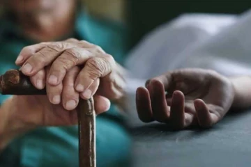 லொத்தர் விற்பனை நிலையத்துக்குள் புகுந்த கப் ரக வாகனம்! முதியவர் பலி