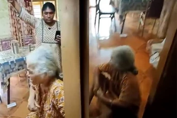 80 வயது மாமியாரை கீழே தள்ளி கொடூரமாகத் தாக்கிய ஆசிரியை - பதற வைக்கும் காட்சி!