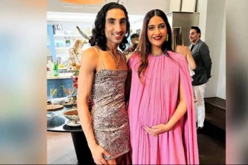 வளைகாப்புக்கு வந்தவர்களுக்கு அதிர்ச்சியளிக்கும் பரிசை கொடுத்த சோனம் கபூர் - வைரல் புகைப்படம்