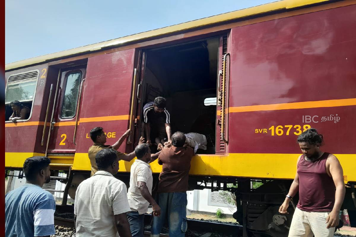யாழில் பயங்கரம் : பாடசாலையிலிருந்து மகளை ஏற்றிச் சென்ற தந்தை தொடருந்து மோதி பலி : மகள் படுகாயம் | Father Killed After Being Struck By A Train Jaffna