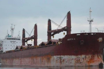 எதிர்பாராதவிதமாக எண்ணெய் டேங்கர் கப்பல்மீது மோதிய சரக்குக் கப்பல் !